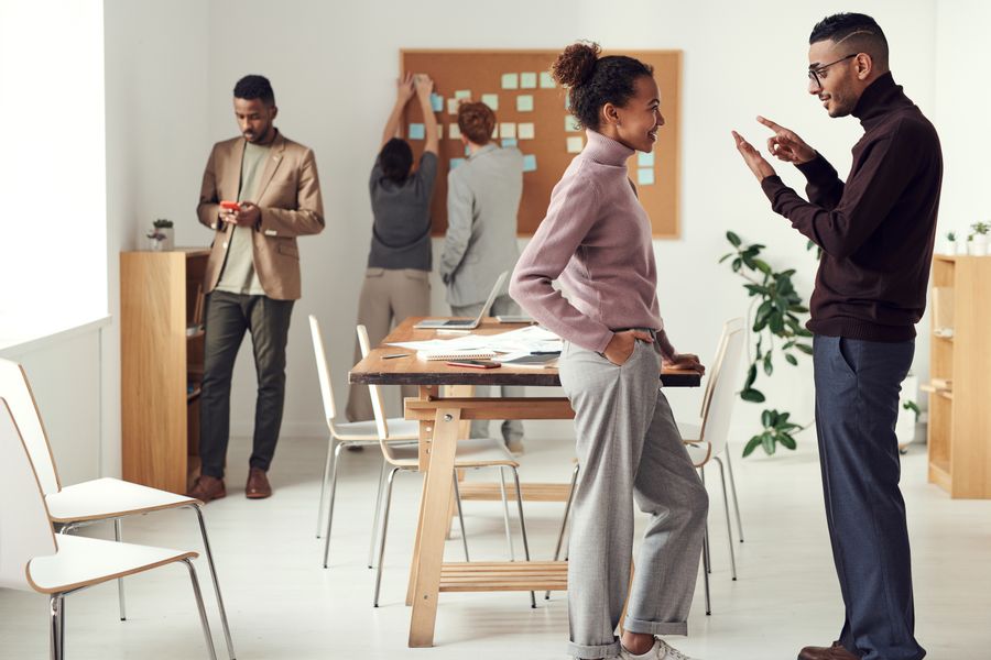 Menschen besprechen sich an einem Tisch im Büro